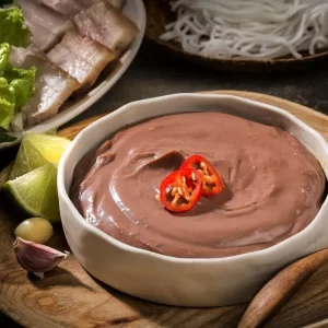 Mắm ruốc Dì Cẩn đóng lọ, màu nâu sẫm, thơm nồng