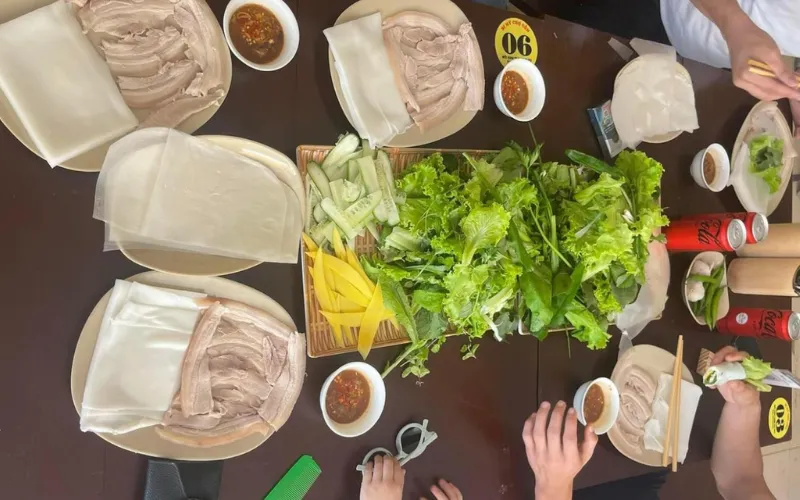 Thưởng thức bánh tráng cuốn tại nơi đây