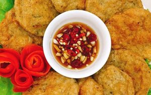 chả cá chiên giòn chấm mắm ớt