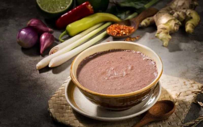 Chấm cùng thịt luộc và rau sống